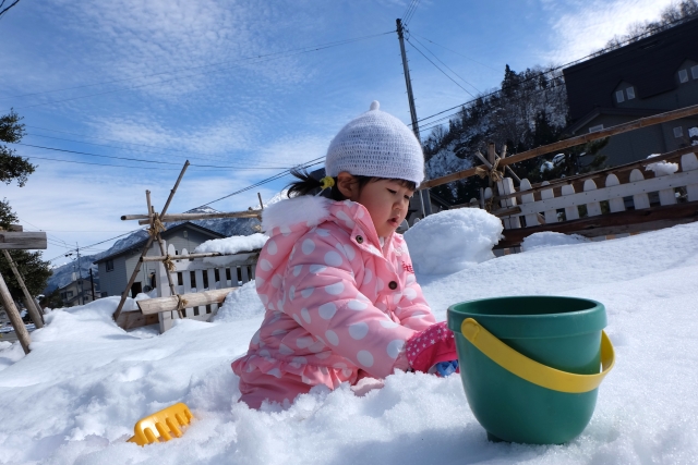 雪遊びをする子供