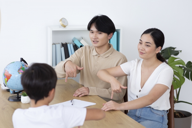 手話を教える男女