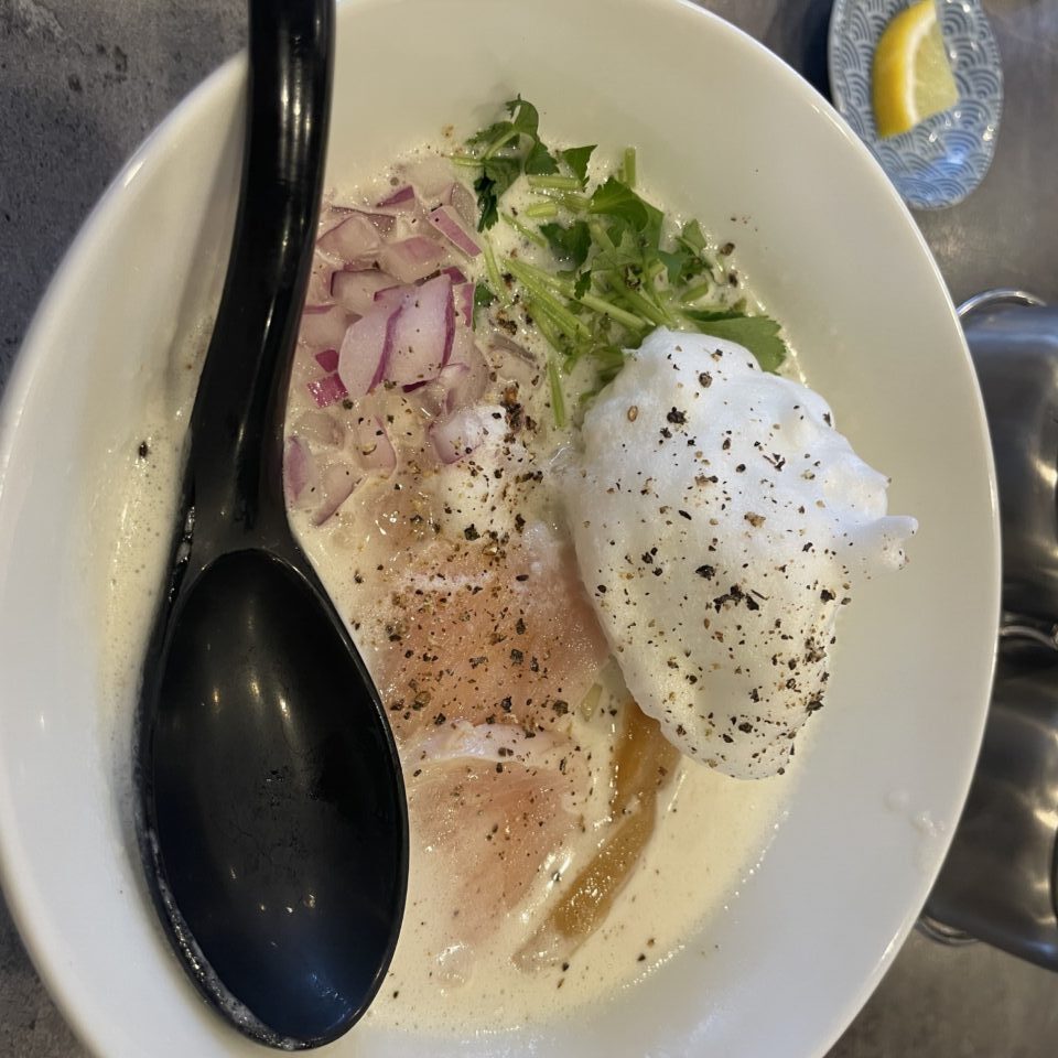 鶏白湯ラーメンのアップ写真