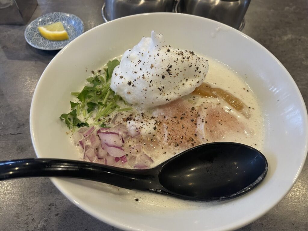 鶏白湯ラーメンのアップ写真