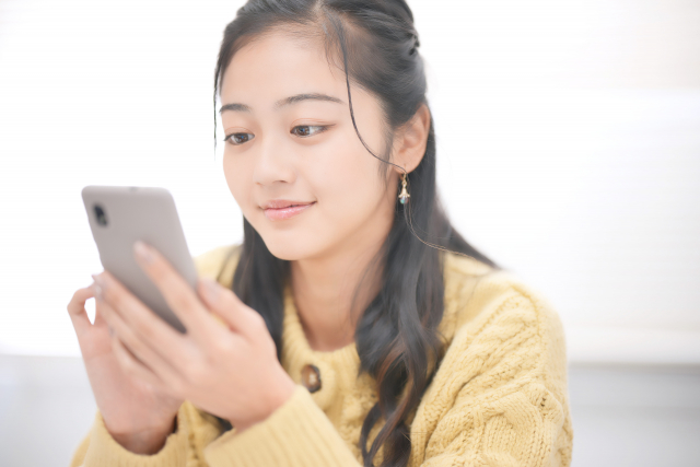 スマホをみる女性