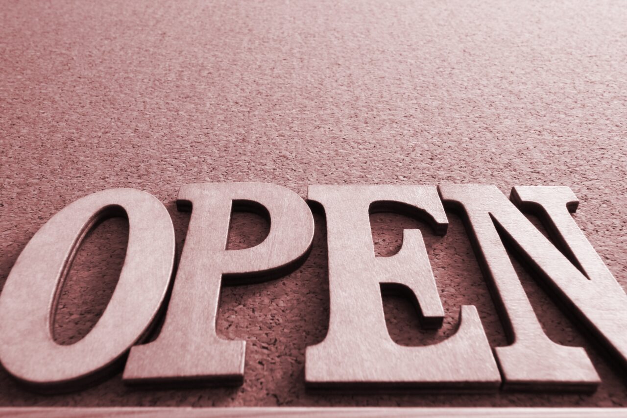 OPENの木の文字